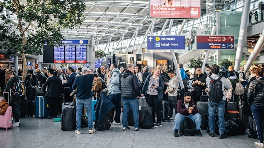 Olumsuz hava koşulları nedeniyle Frankfurt Havalimanı’nda 120 uçuş iptal edildi