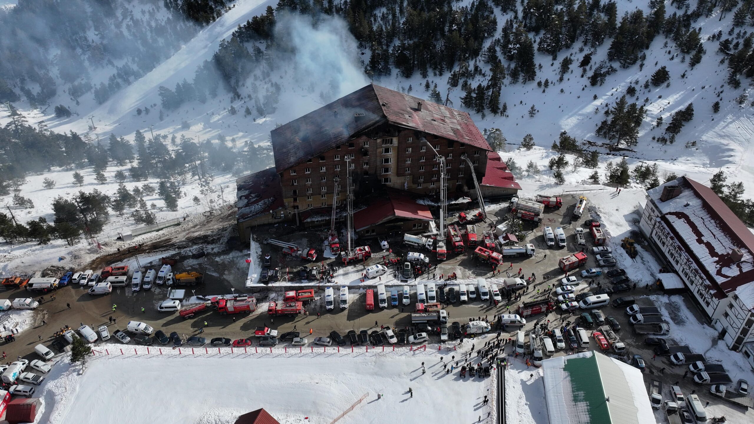 Tam bir felaket : Kartalkaya’daki otel yangınında ölenlerin sayısı 76’ya yükseldi