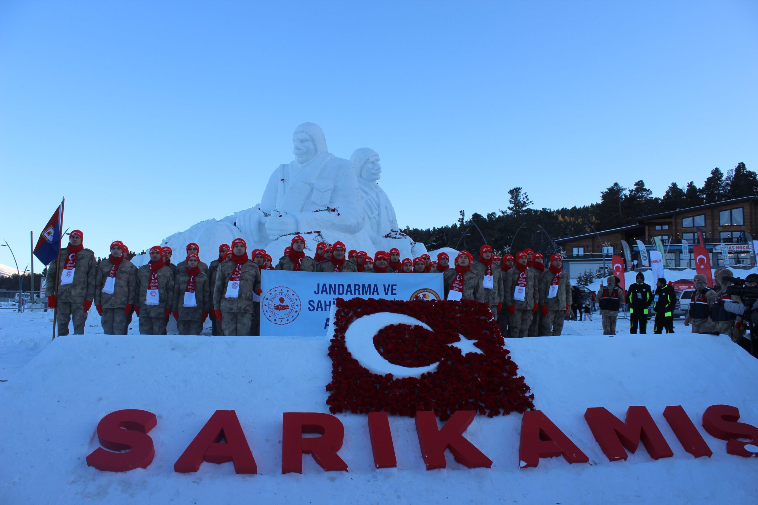 Sarıkamış’ta şehitler için yapılan „Kardan Heykeller Sergisi“ açıldı