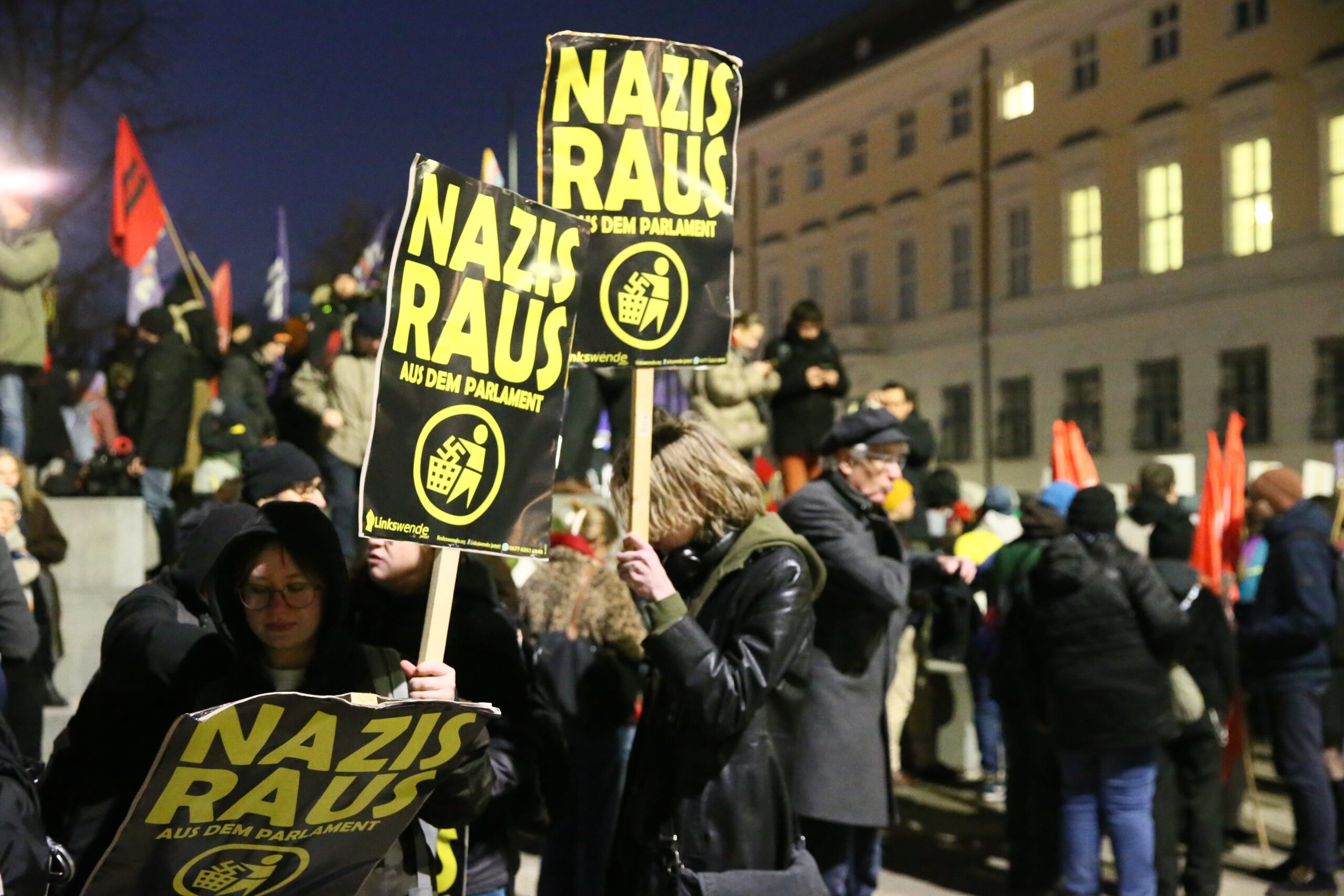 Avusturya’da binlerce gösterici aşırı sağcı FPÖ’yü protesto etti