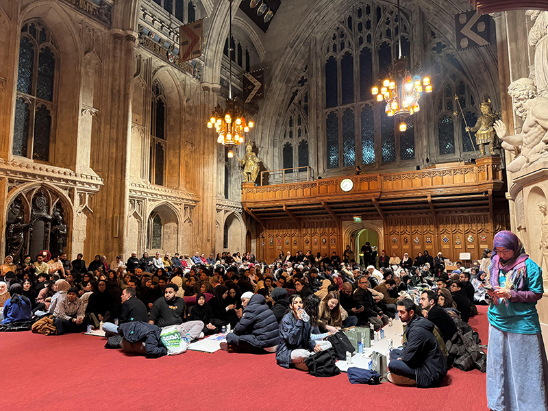 Londra’nın tarihi Guildhall binasında toplu iftar programı düzenlendi (VİDEO)